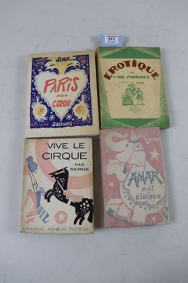 Quatre livres anciens pour enfants, d'origine française, sont alignés sur une table