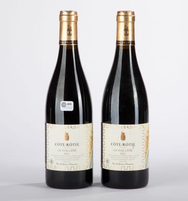 deux bouteilles de vin posées l'une à côté de l'autre sur une table