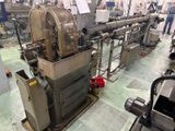 une machine placée au milieu d'une pièce