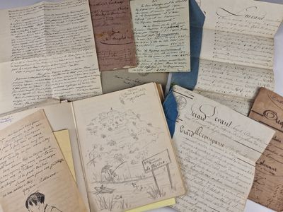 une pile de vieilles lettres et de vieux papiers posée sur une table
