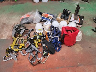 un grand nombre d'outils posés sur le sol
