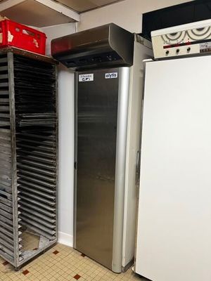 un réfrigérateur et un congélateur dans une cuisine