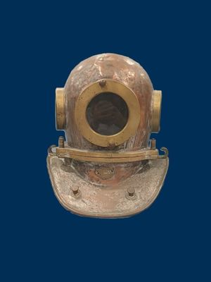 un casque de plongée doré sur fond bleu