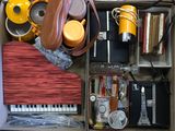 une boîte remplie d'objets posés sur le sol