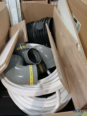 une boîte contenant tout un tas de tuyaux