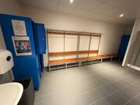 2 vestiaires/casiers bleus ouvrant à 15 portes.
