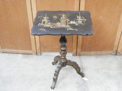 une petite table ornée d'un motif noir et or