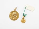 un gros plan d'une médaille d'or à laquelle est attachée une étiquette