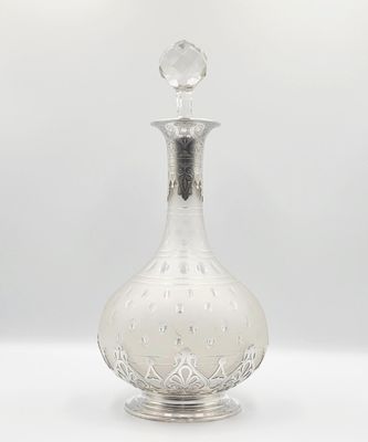 une photo d'une carafe en verre transparent posée sur une surface blanche