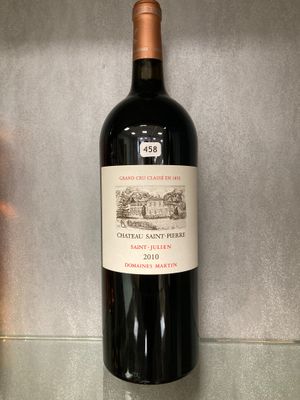 une bouteille de vin posée sur un comptoir