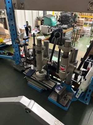 une machine posée sur une table dans une usine