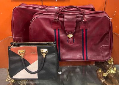 trois sacs posés les uns à côté des autres sur une table