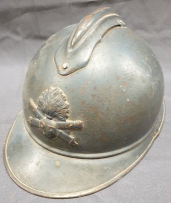 un casque orné d'un oiseau, posé sur une table