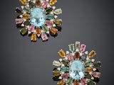 une paire de boucles d'oreilles en pierres multicolores et en argent