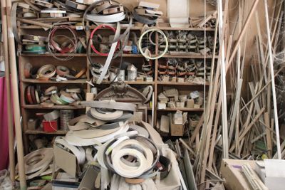 un tas d'objets hétéroclites dans une pièce en désordre