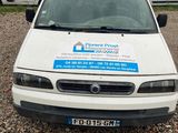 une camionnette blanche garée dans un parking
