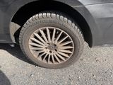 une voiture qui a un pneu crevé sur la route