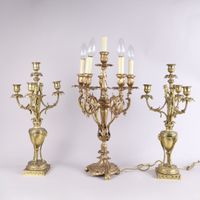Paire de candélabres en bronze doré, à décor de têtes de coq…