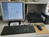 un bureau d'ordinateur avec un clavier, une souris et un écran
