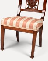 Paire de chaises en bois sculpté, le dossier ajouré à décor … (photo 4)