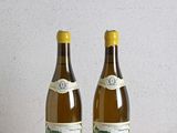deux bouteilles de vin posées sur une table en bois