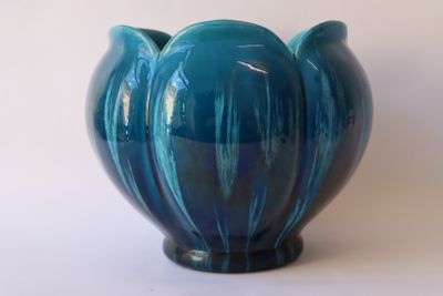 un vase bleu posé sur une table