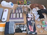 une table sur laquelle se trouvent de nombreux objets