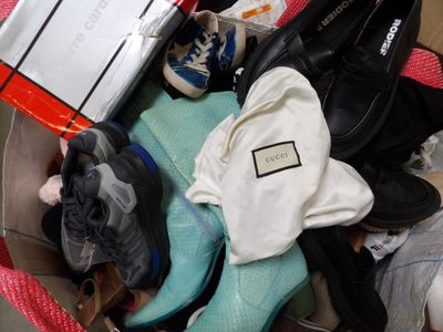 un tas de vêtements et de chaussures dans une valise