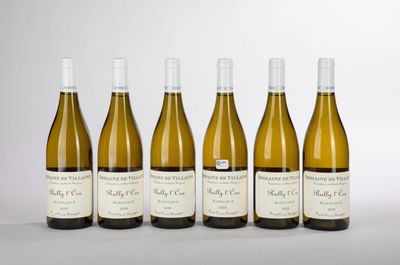 six bouteilles de vin sont alignées sur une table