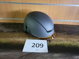 un casque posé par terre à côté d'un panneau