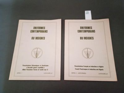 Uniformes contemporains ou insignes.