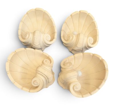 trois bols en forme de coquillage, avec un fond en forme de coquillage et un fond en forme de coquillage