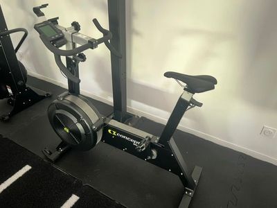 deux vélos d'appartement dans un coin de la pièce