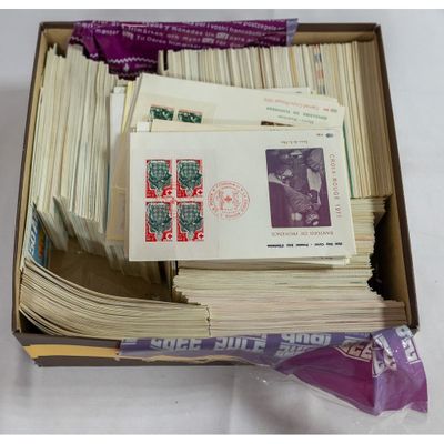 une boîte remplie de timbres et d'enveloppes posée sur une table