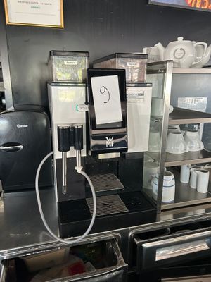 une photo d'une machine à café dans un café