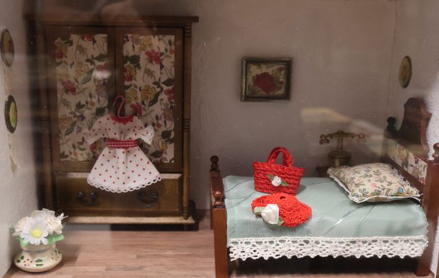 Diorama. Composition miniature, dans une vitrine en bois, vitre e...
