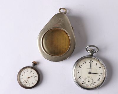 une montre de poche et une autre montre de poche posées l'une à côté de l'autre