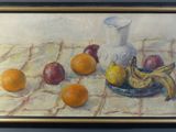 une peinture représentant des fruits et un vase posés sur une table