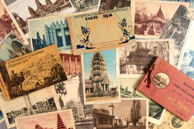 de nombreuses cartes postales anciennes posées sur une table