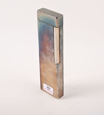 un briquet posé sur une table