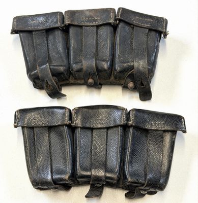 deux paires de pochettes en cuir noir posées sur une surface blanche