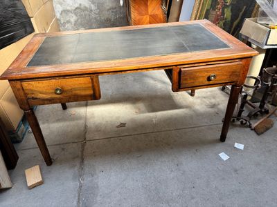 un bureau doté d'un plateau en verre