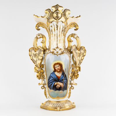 une image représentant un vase orné d'une effigie de Jésus