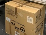 les cartons sont empilés les uns sur les autres par terre