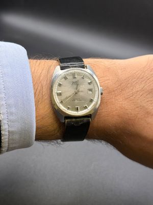 un homme qui porte une montre au poignet