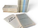 plusieurs livres sont empilés sur une surface blanche