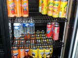 de nombreuses canettes de soda dans un réfrigérateur