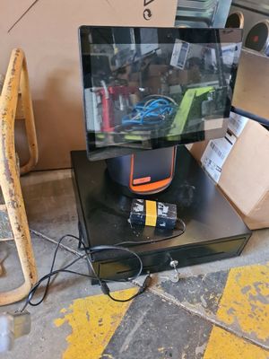 une télévision posée sur une table