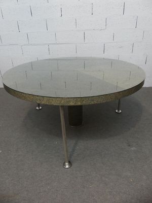 une image représentant une table ronde en verre avec des pieds en métal et un plateau en verre