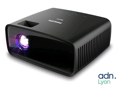 une image représentant un projecteur noir sur lequel brille une lumière violette
